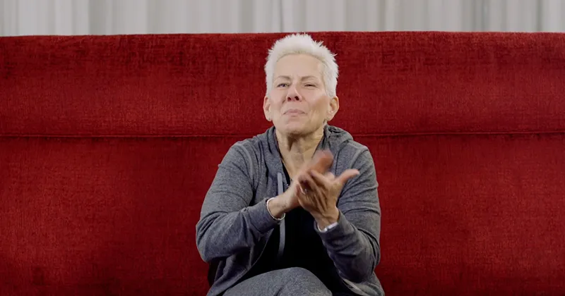1 woman clapping